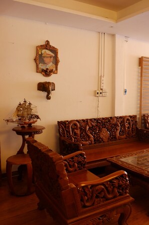 Lobby sitting area - Changsova Hotel (Ban Chang)