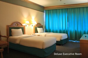 Premium bedding, in-room safe, desk, laptop workspace - Tunjungan Hotel (Surabaya)