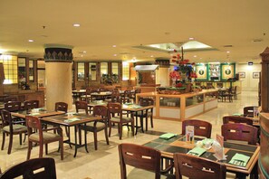 Breakfast, lunch, dinner served; international cuisine  - Tunjungan Hotel (Surabaya)