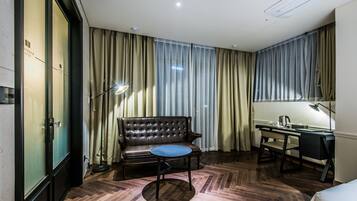 VIP (C) | Living area | Flat-screen TV