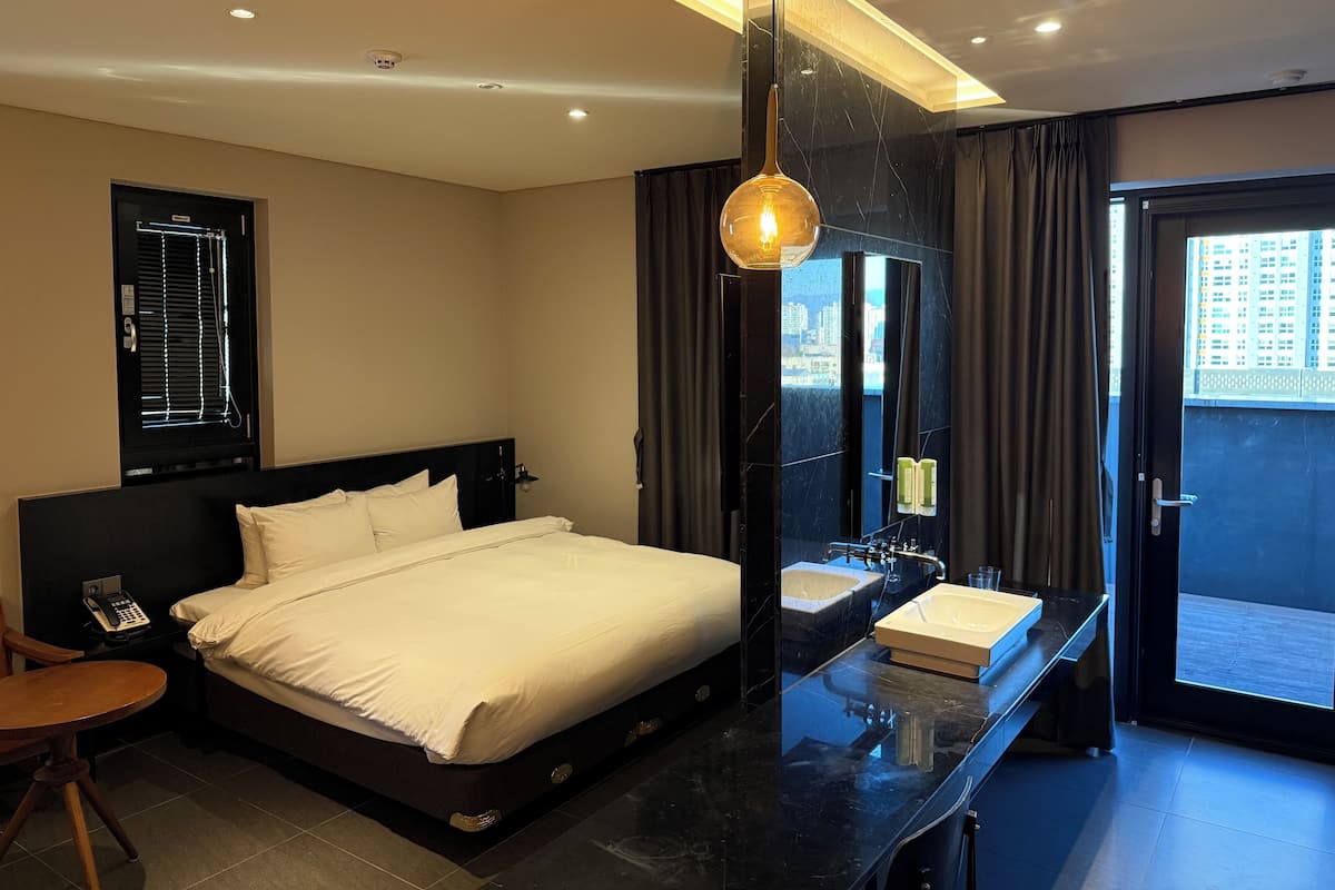 VIP-Balcony | Luxe beddengoed, donzen dekbedden, pillowtop-bedden, een bureau