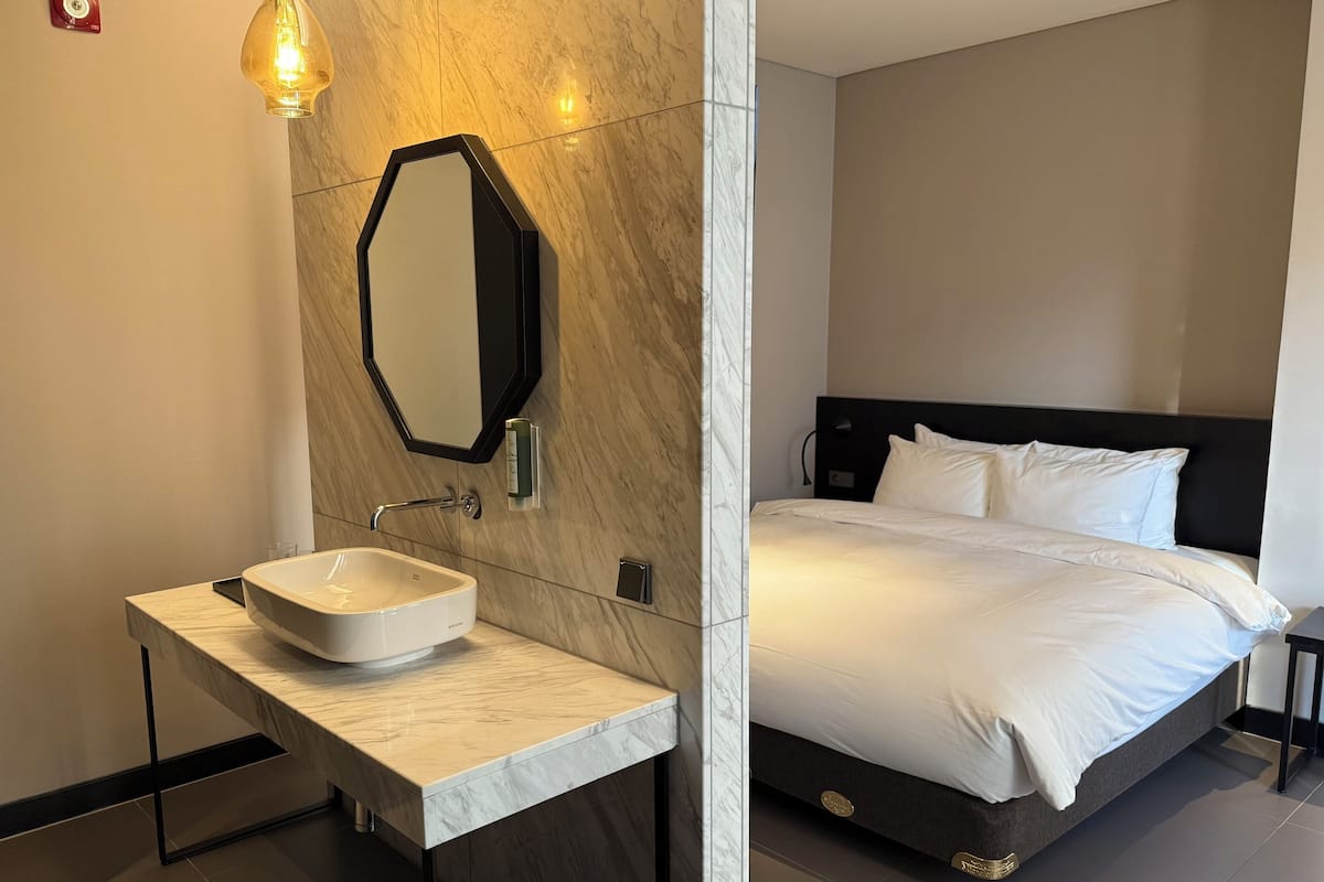 Luxe beddengoed, donzen dekbedden, pillowtop-bedden, een bureau