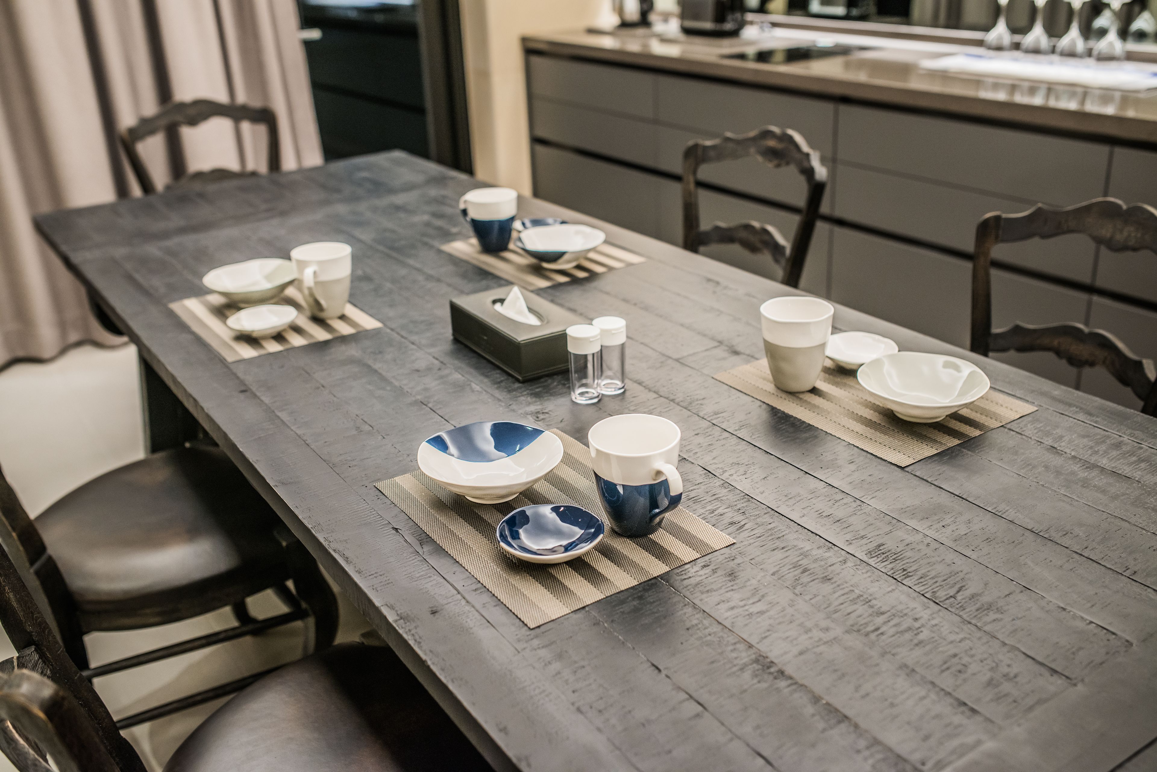 deluxe suite room | in-room dining