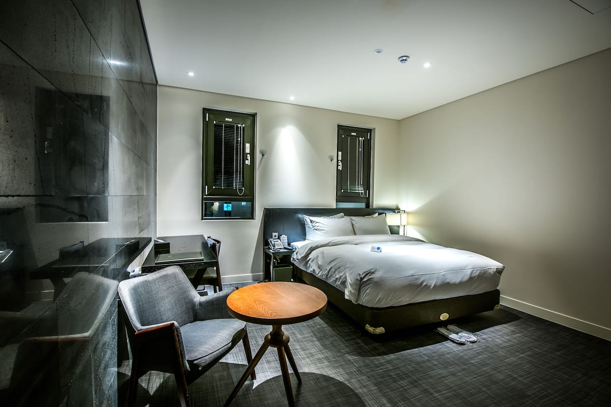 Standaard kamer, privébadkamer | Luxe beddengoed, donzen dekbedden, pillowtop-bedden, een bureau