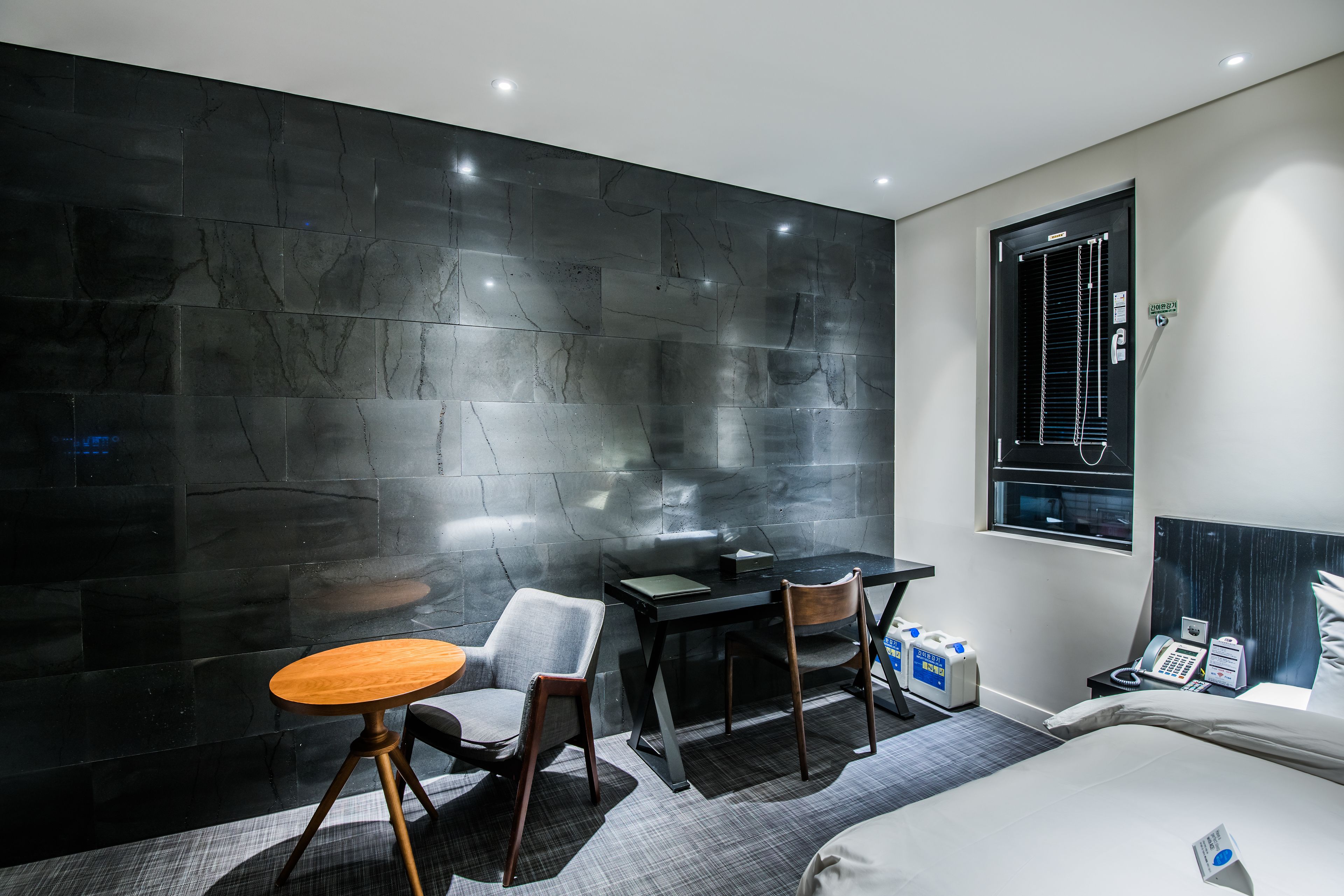 standard room, private bathroom | premium bedding, down duvets, pillow-top beds, desk