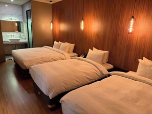 Deluxe Suite Room | Kaliteli yatak takımı, kuştüyü yorgan, yastık yüzeyli yatak, masa 