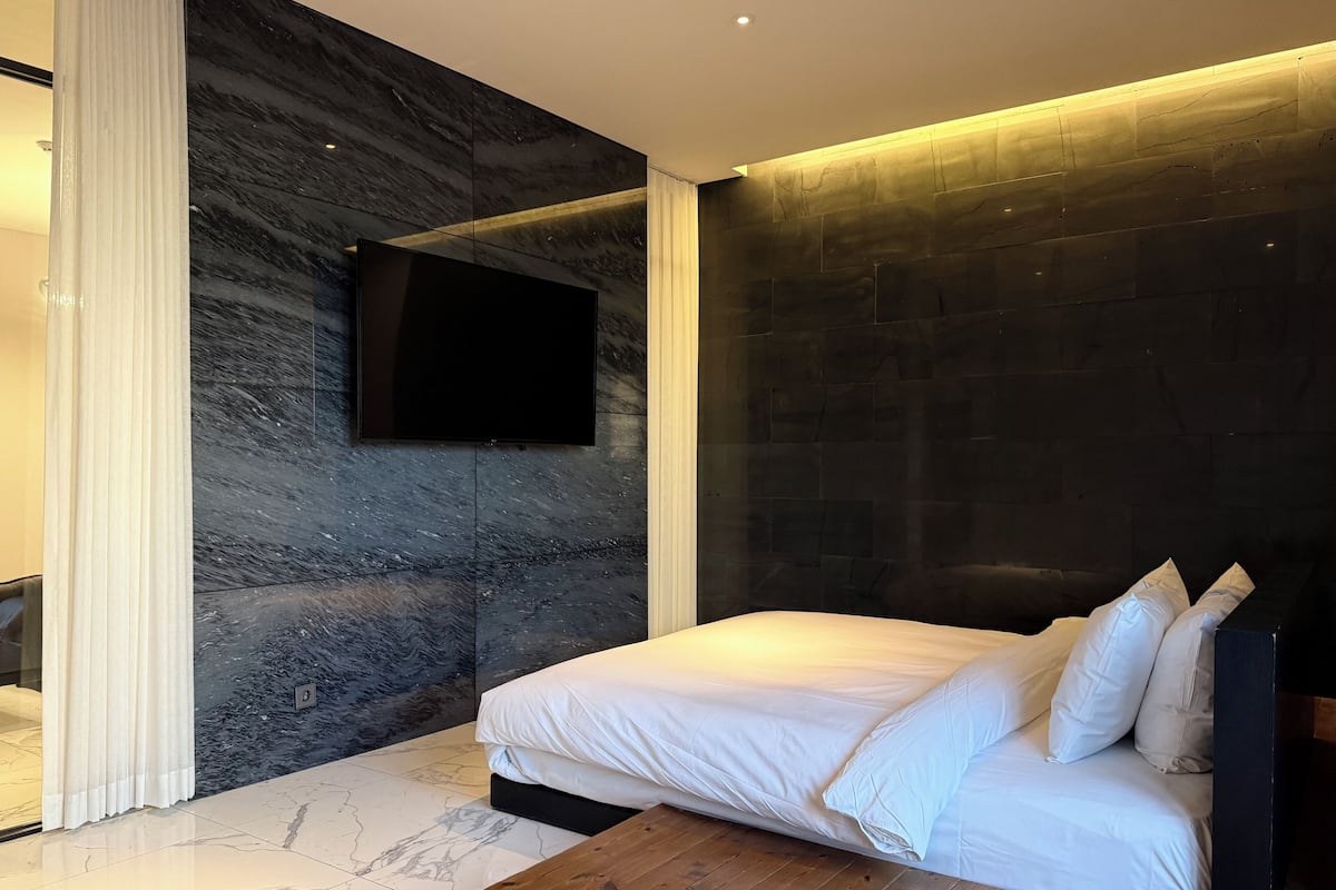 VVIP | Luxe beddengoed, donzen dekbedden, pillowtop-bedden, een bureau