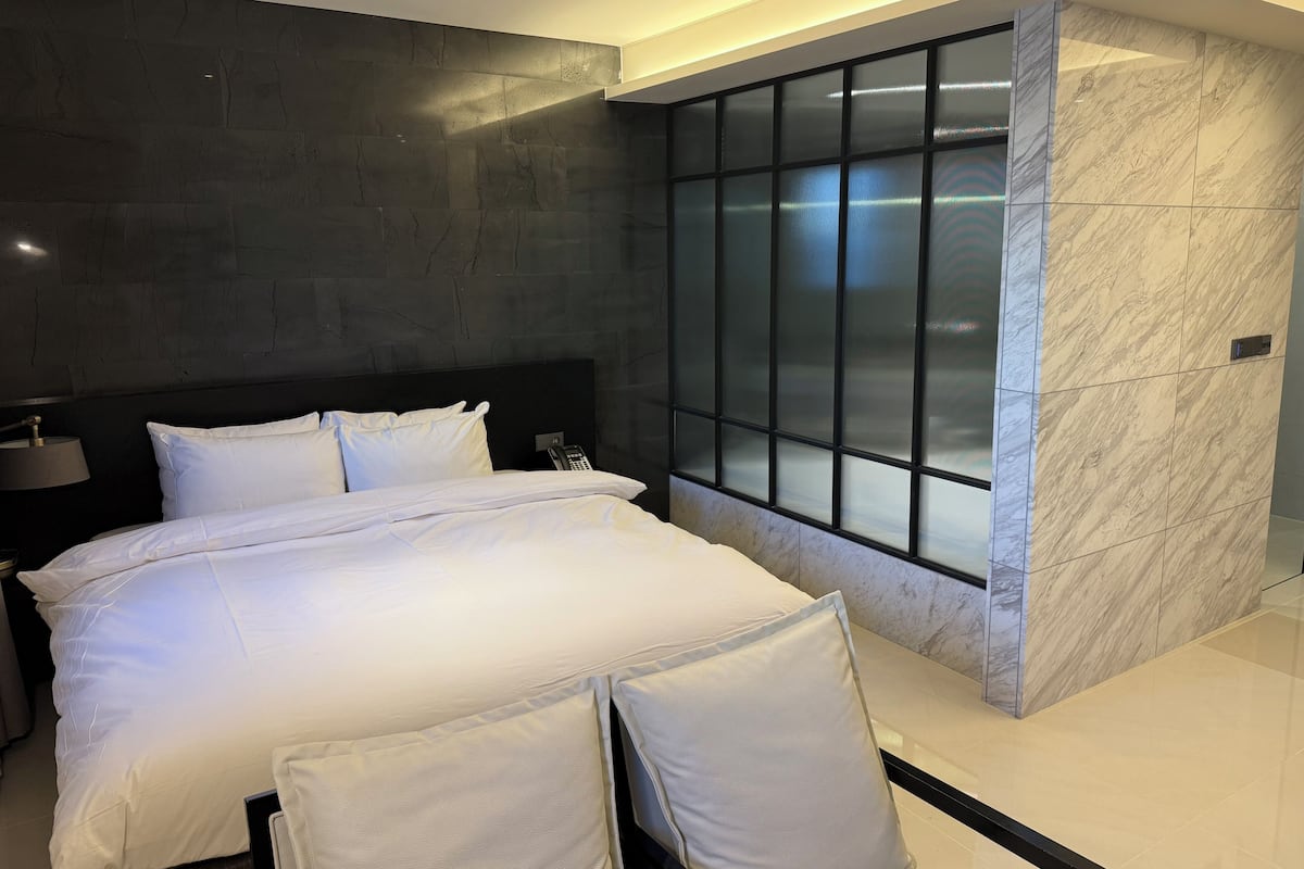 SUITE | Luxe beddengoed, donzen dekbedden, pillowtop-bedden, een bureau