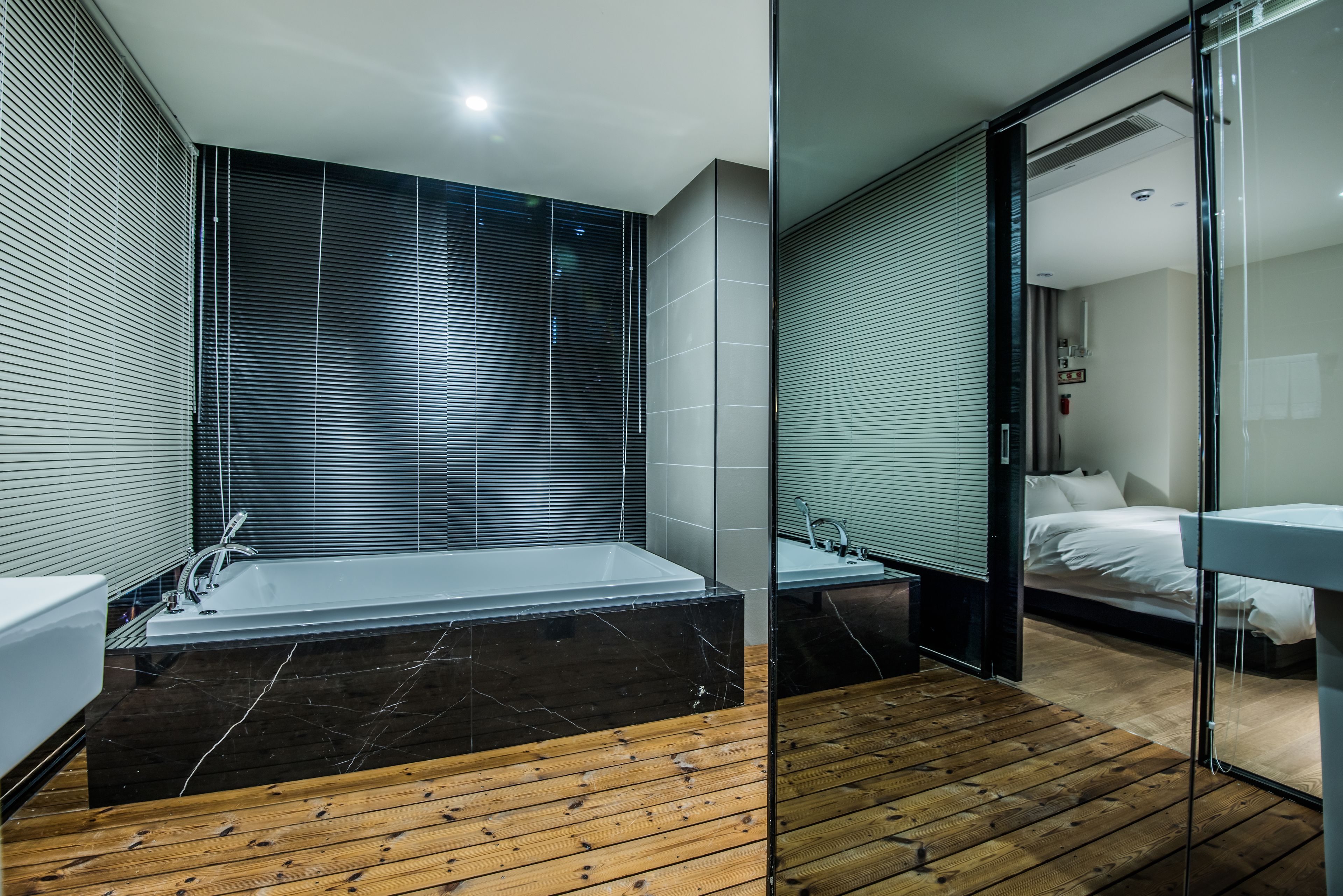 VIP | Baño | Bañera y ducha independientes, secador de pelo, albornoces y zapatillas