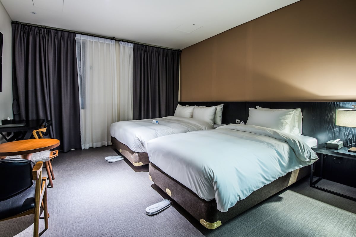 Twin kamer (A) | Luxe beddengoed, donzen dekbedden, pillowtop-bedden, een bureau