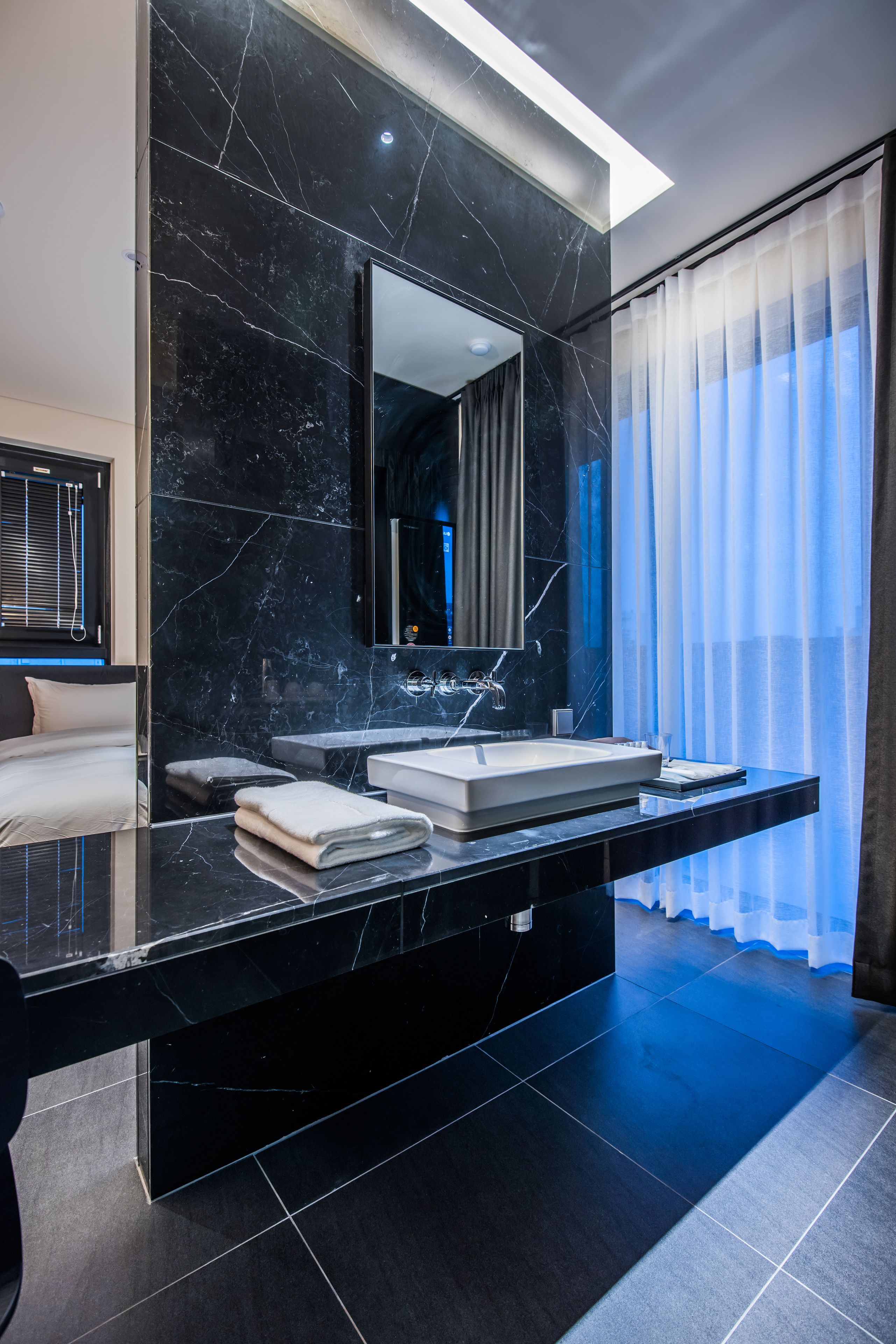 vip-balcony | bathroom sink