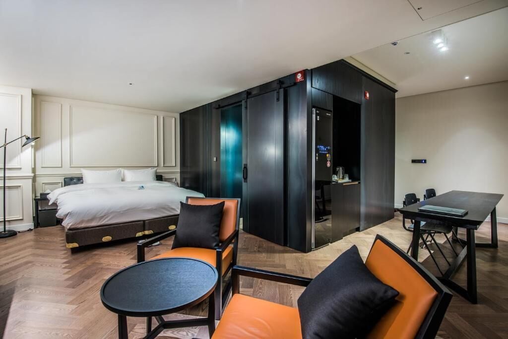 VIP | Premium bedding, down comforters, pillowtop beds, desk