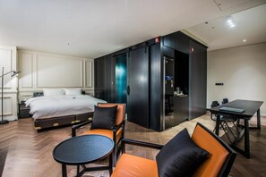 VIP | Hochwertige Bettwaren, Daunenbettdecken, Pillowtop-Betten, Schreibtisch