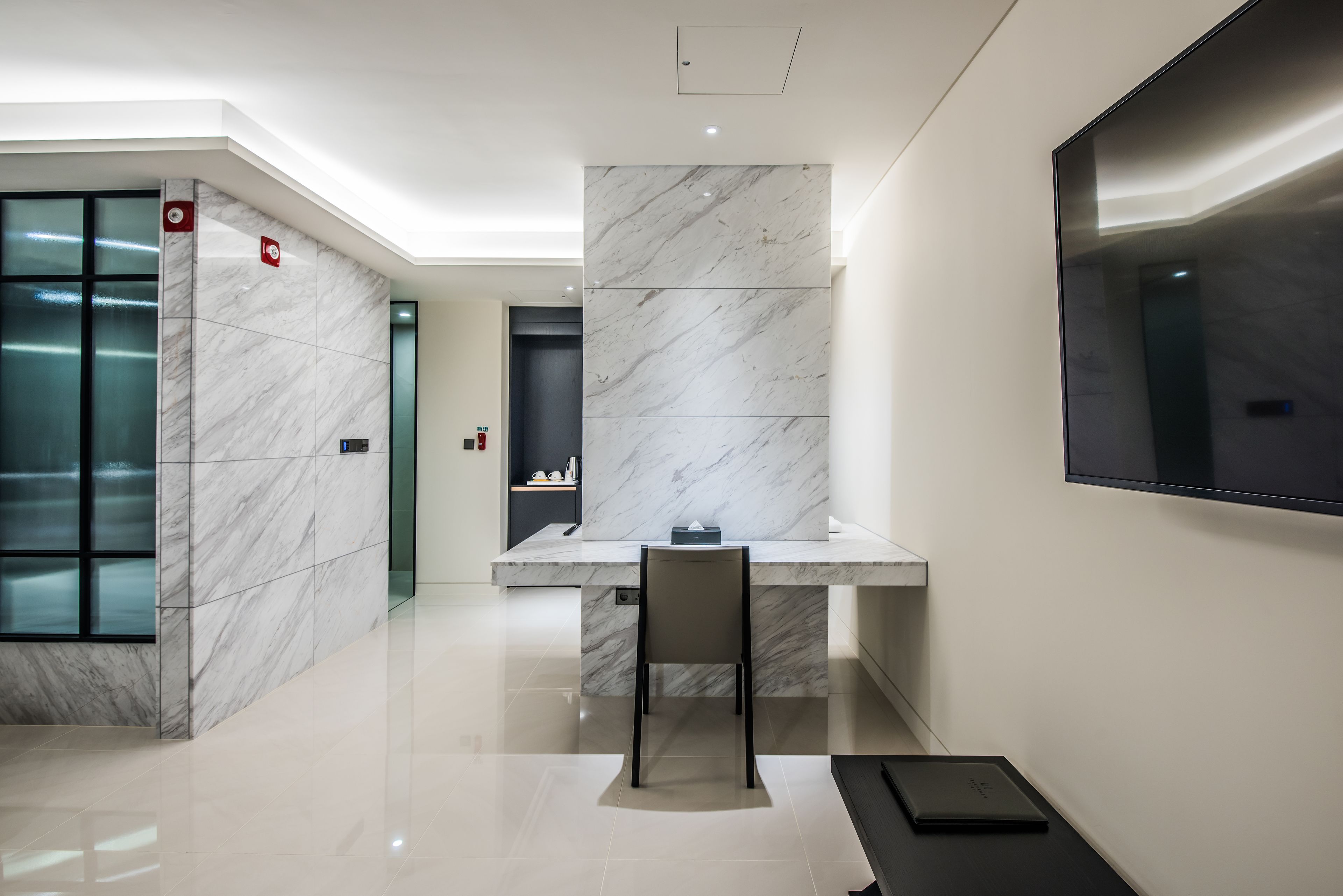 suite | living area | flat-screen tv