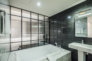 SUITE | Baño | Bañera y ducha independientes, secador de pelo, albornoces y zapatillas