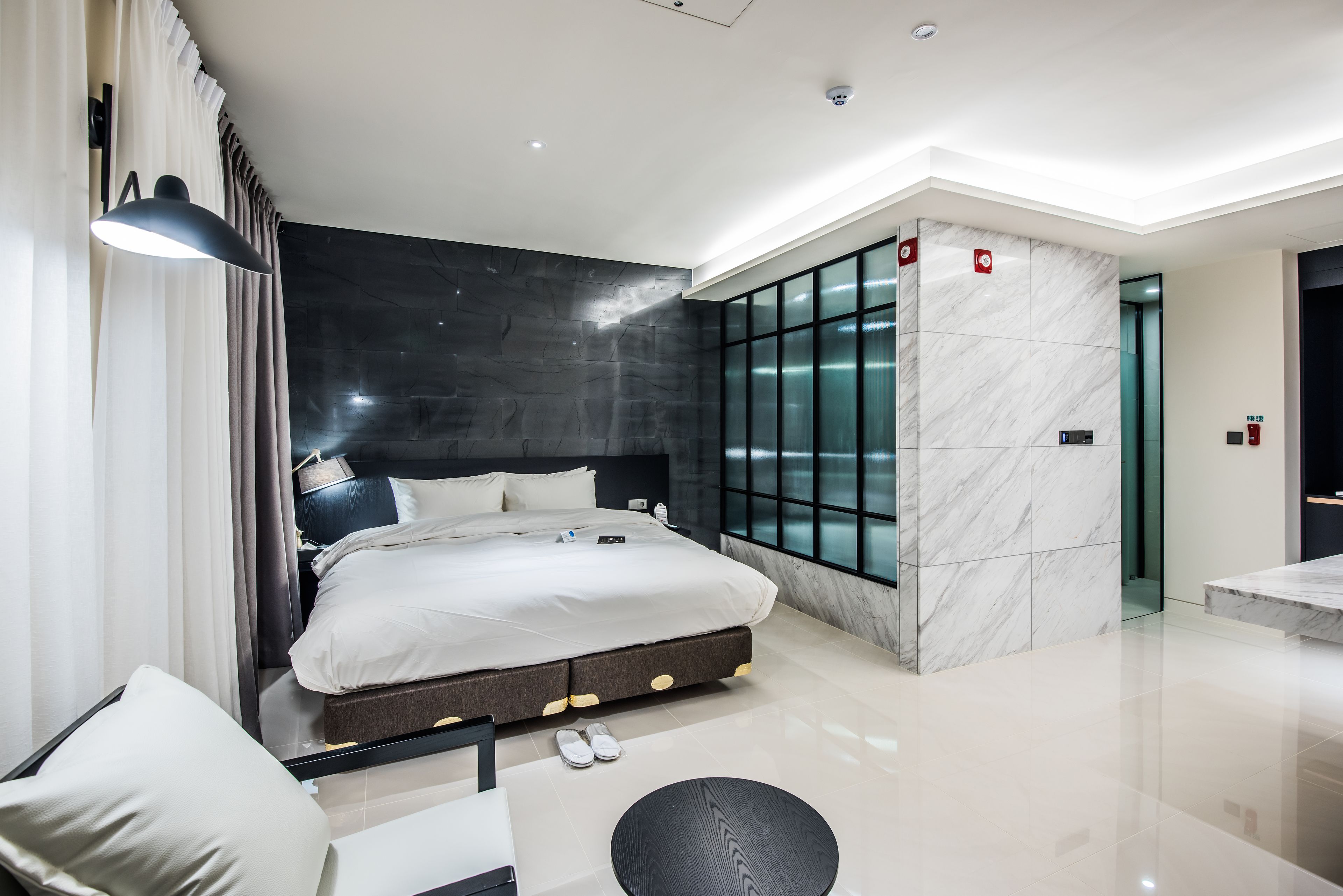 suite | premium bedding, down duvets, pillow-top beds, desk