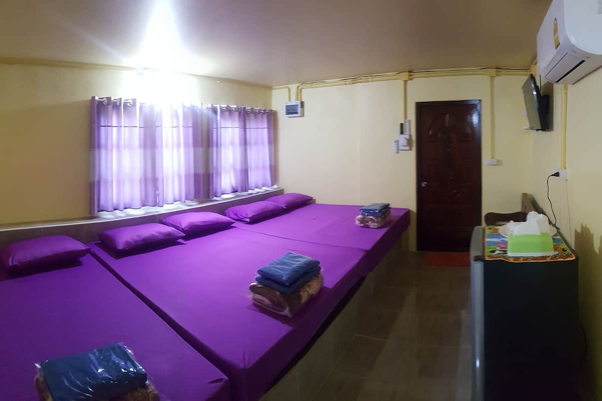 Family Room  | WiFi (free)