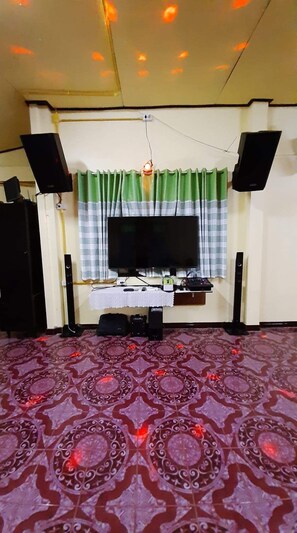 Family Room | Living area | LCD TV - Sichangjowka Resort (Ko Sichang)