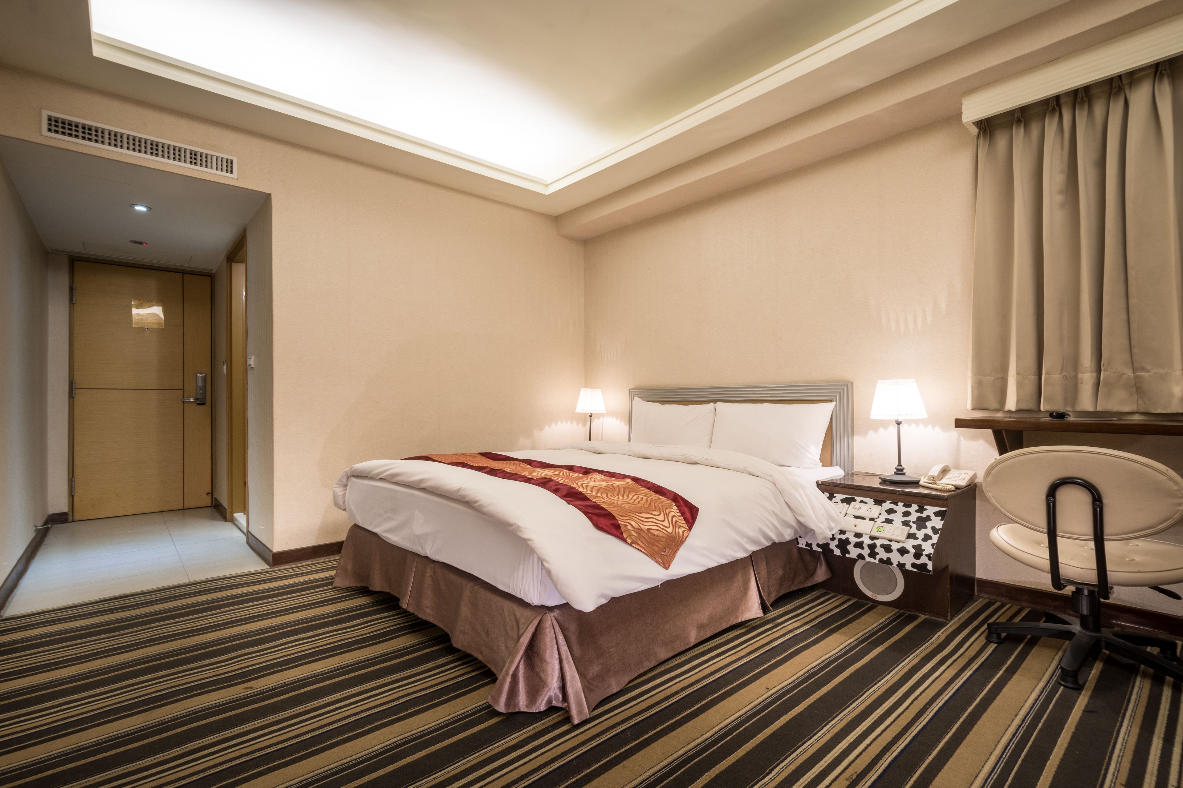 deluxe double room | 1 bedroom, down duvets, desk, blackout curtains