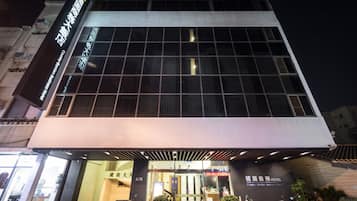 Overnatningsstedets facade – aften/nat