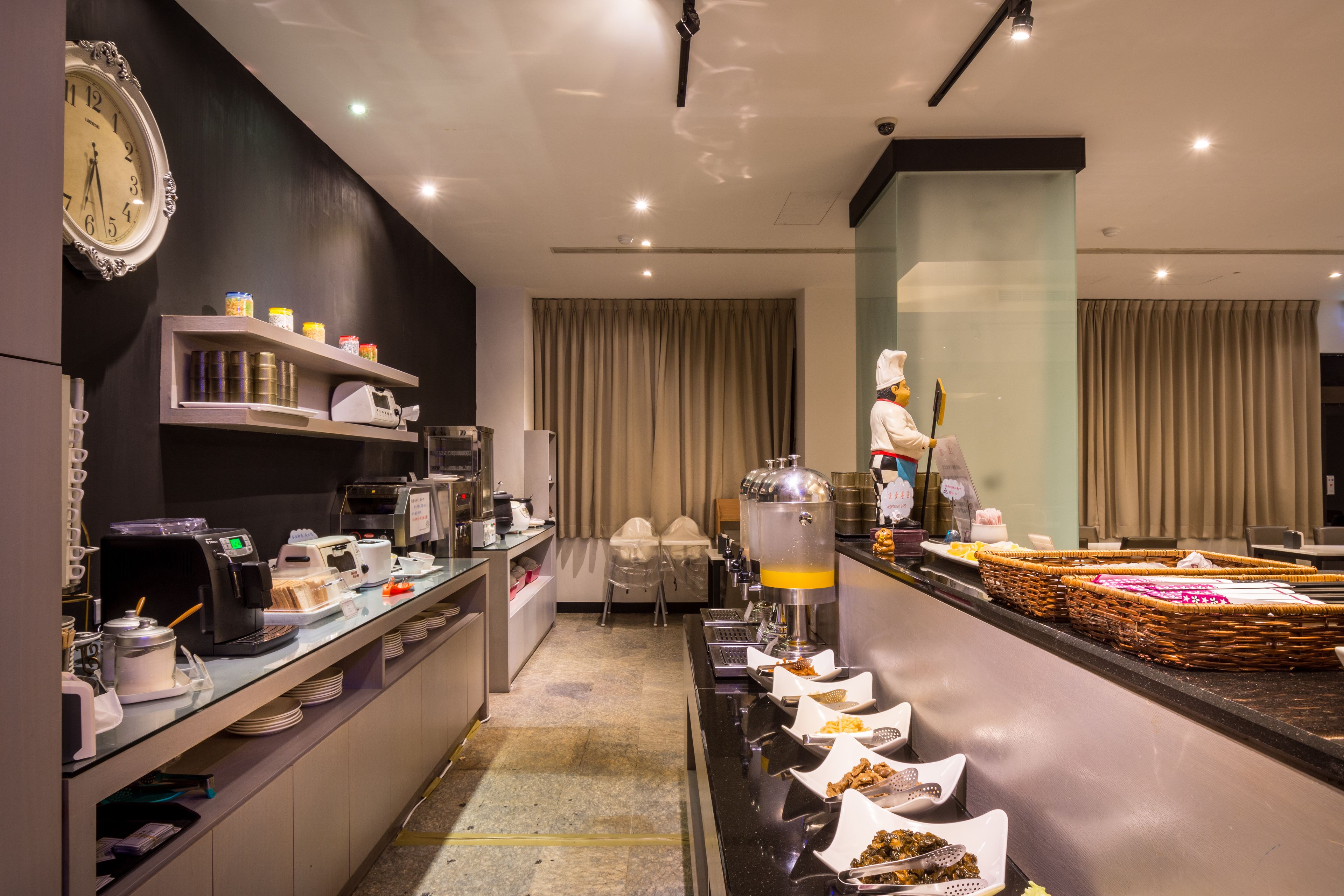 daily cooked-to-order breakfast (twd 200 per person)