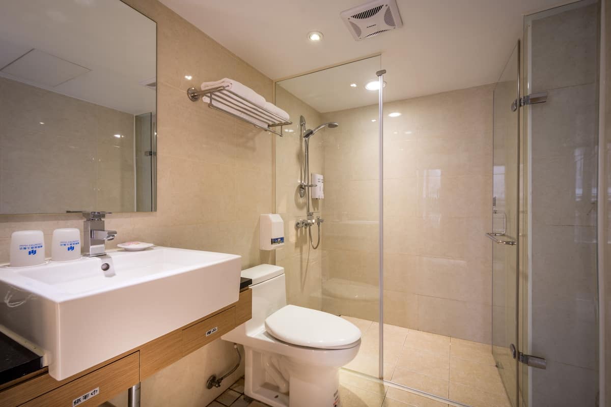 Exclusive Suite | Bathroom | Shower, hair dryer, slippers, towels
