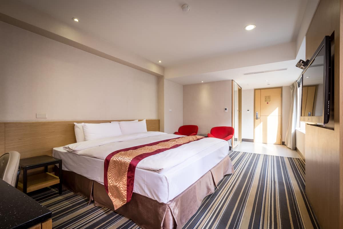 Exclusive Suite | Down comforters, desk, blackout drapes, soundproofing