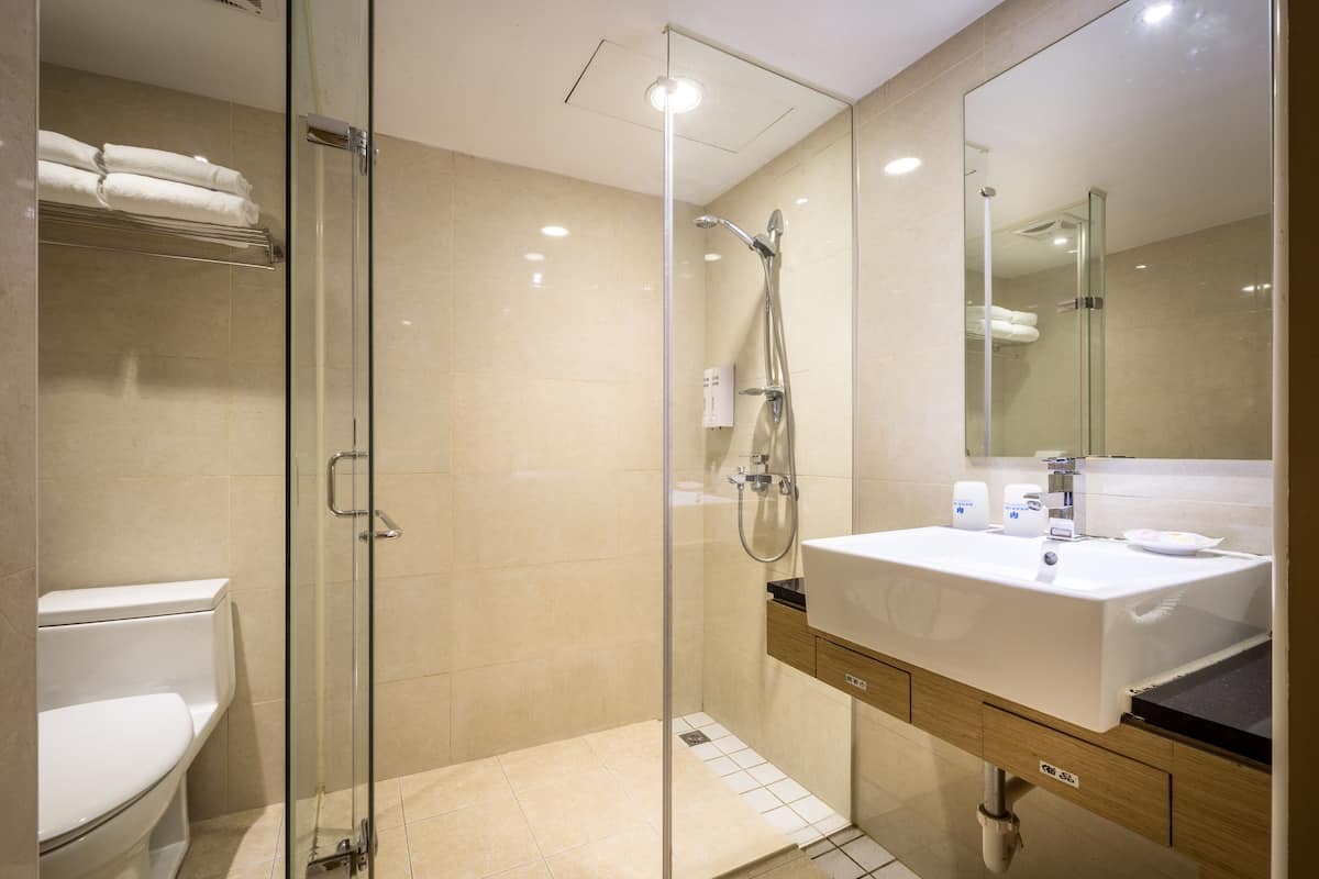 Family Room | Bathroom | Shower, hair dryer, slippers, towels