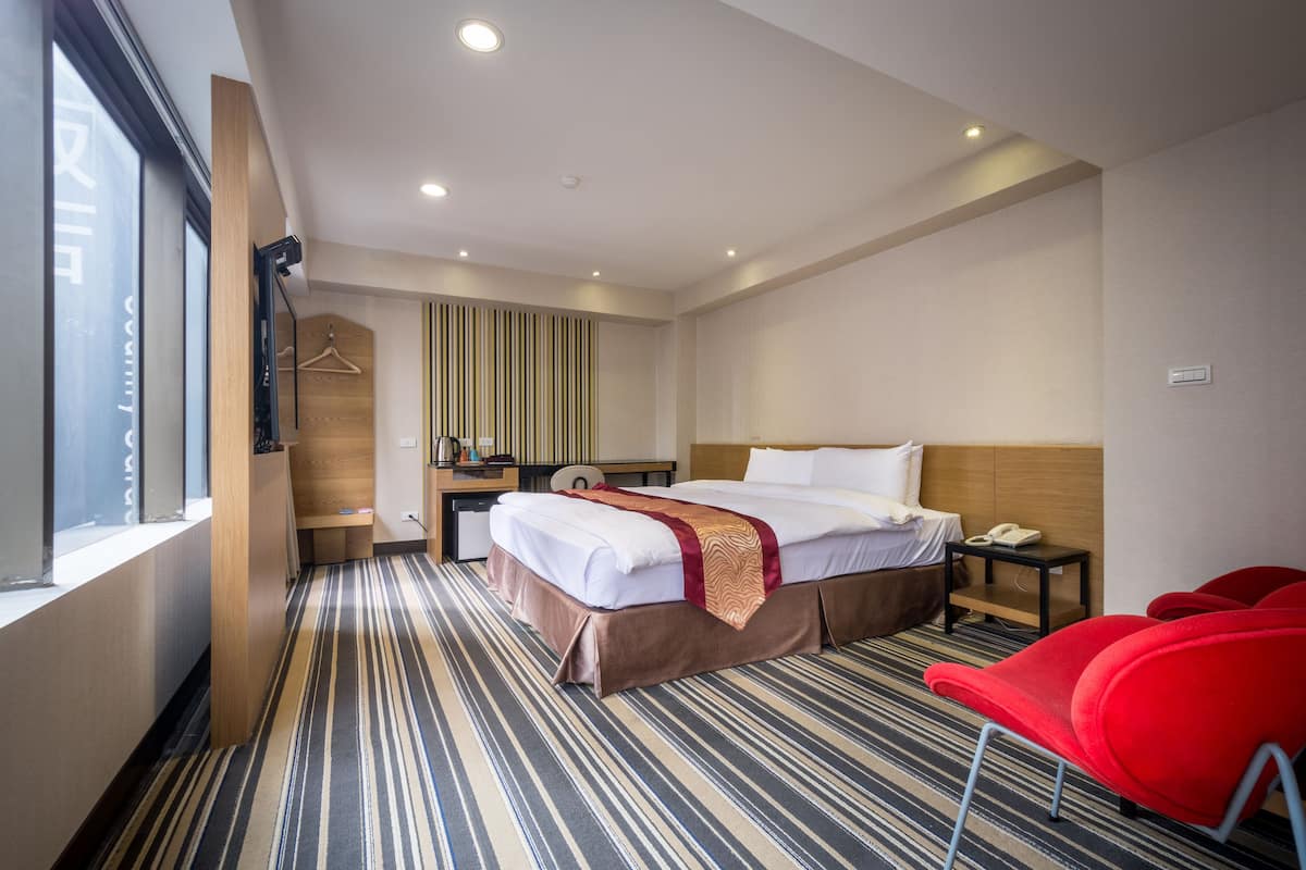 Exclusive Suite | Down comforters, desk, blackout drapes, soundproofing