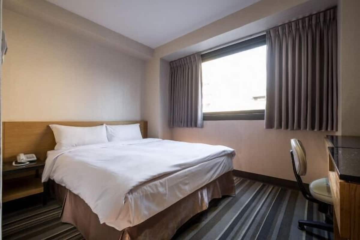 Down duvets, desk, blackout curtains, soundproofing
