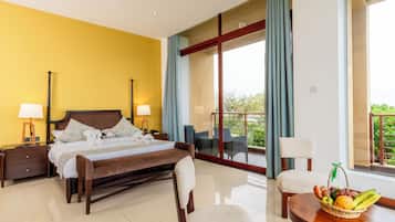 Suite Room with Panoramic Seaview | Minibar, una cassaforte in camera, una scrivania, insonorizzazione