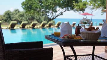 Se ofrece un desayuno inglés (12.5 USD por persona)