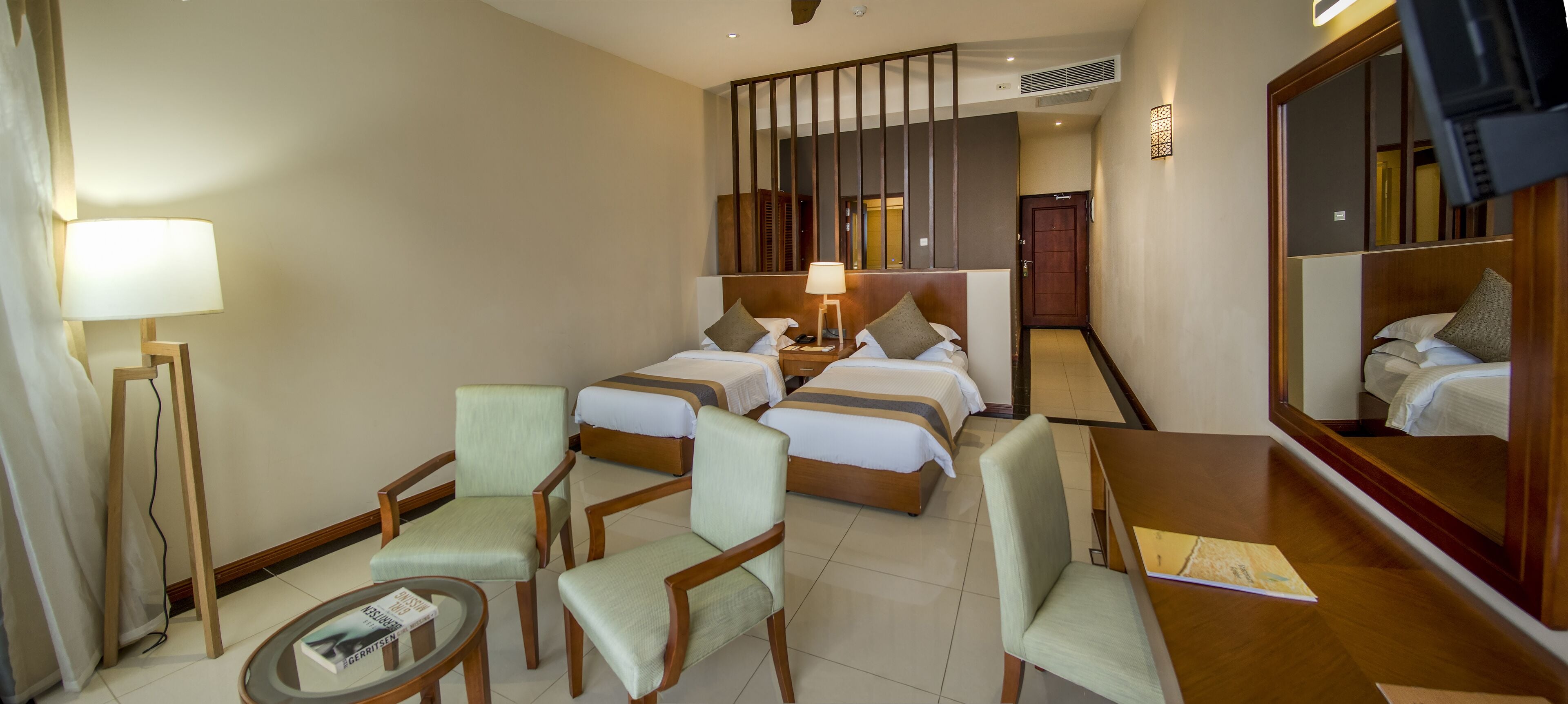 Luxury Room with Sea View | Minibar, in-room safe, desk, soundproofing