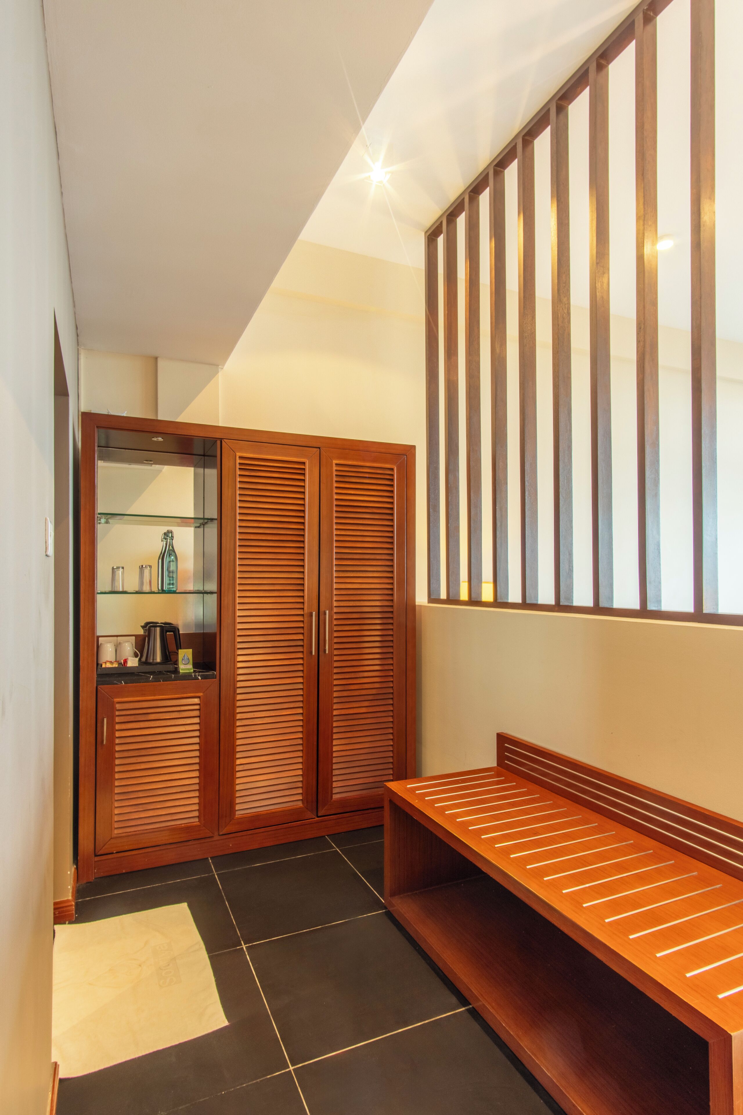 deluxe room with sea view | wardrobe