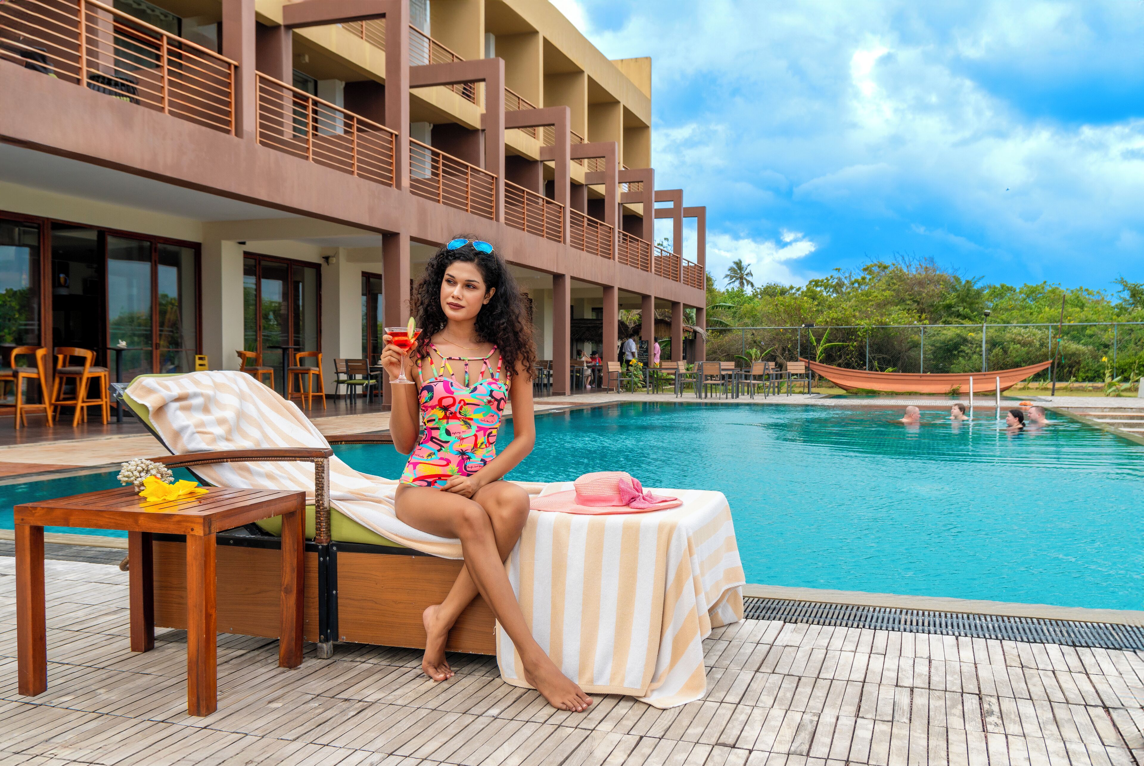 室外游泳池，07:00 至 19:00 开放，日光浴躺椅