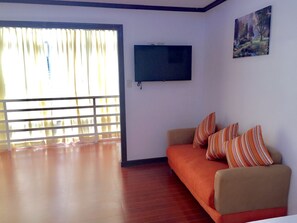 Grand Suite | Living area | Flat-screen TV