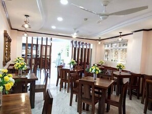 Se sirven desayunos, comidas, cenas y cocina local e internacional 