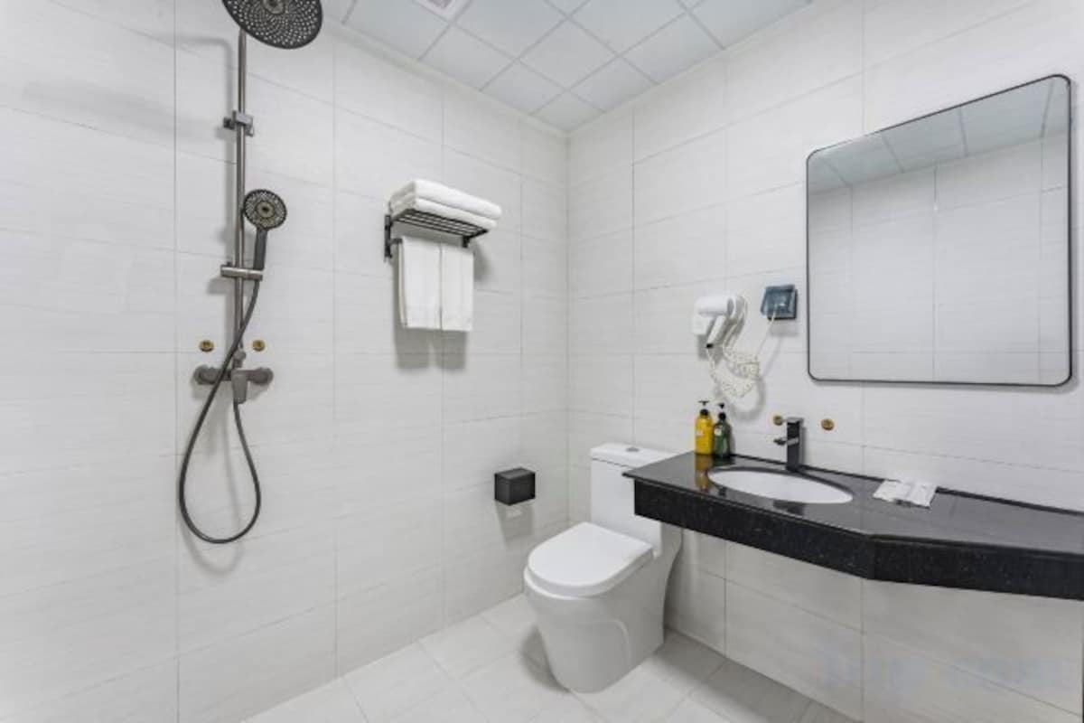 Ducha, artículos de tocador gratuitos, secador de pelo, pantuflas