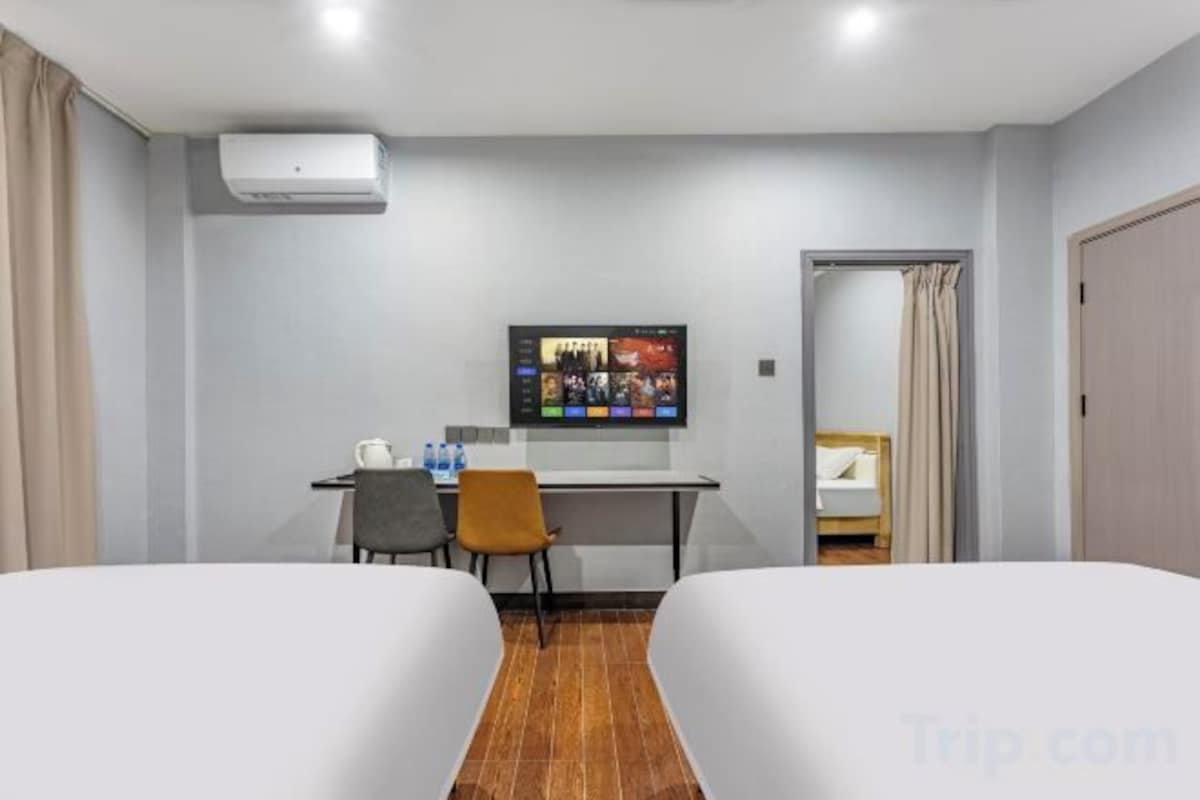 Minibar, escritorio, cortinas blackout y wifi gratis