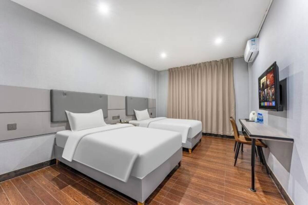 Een minibar, een bureau, verduisterende gordijnen, gratis wifi