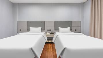 Business Suite | Minibar, desk, blackout drapes, WiFi (free)
