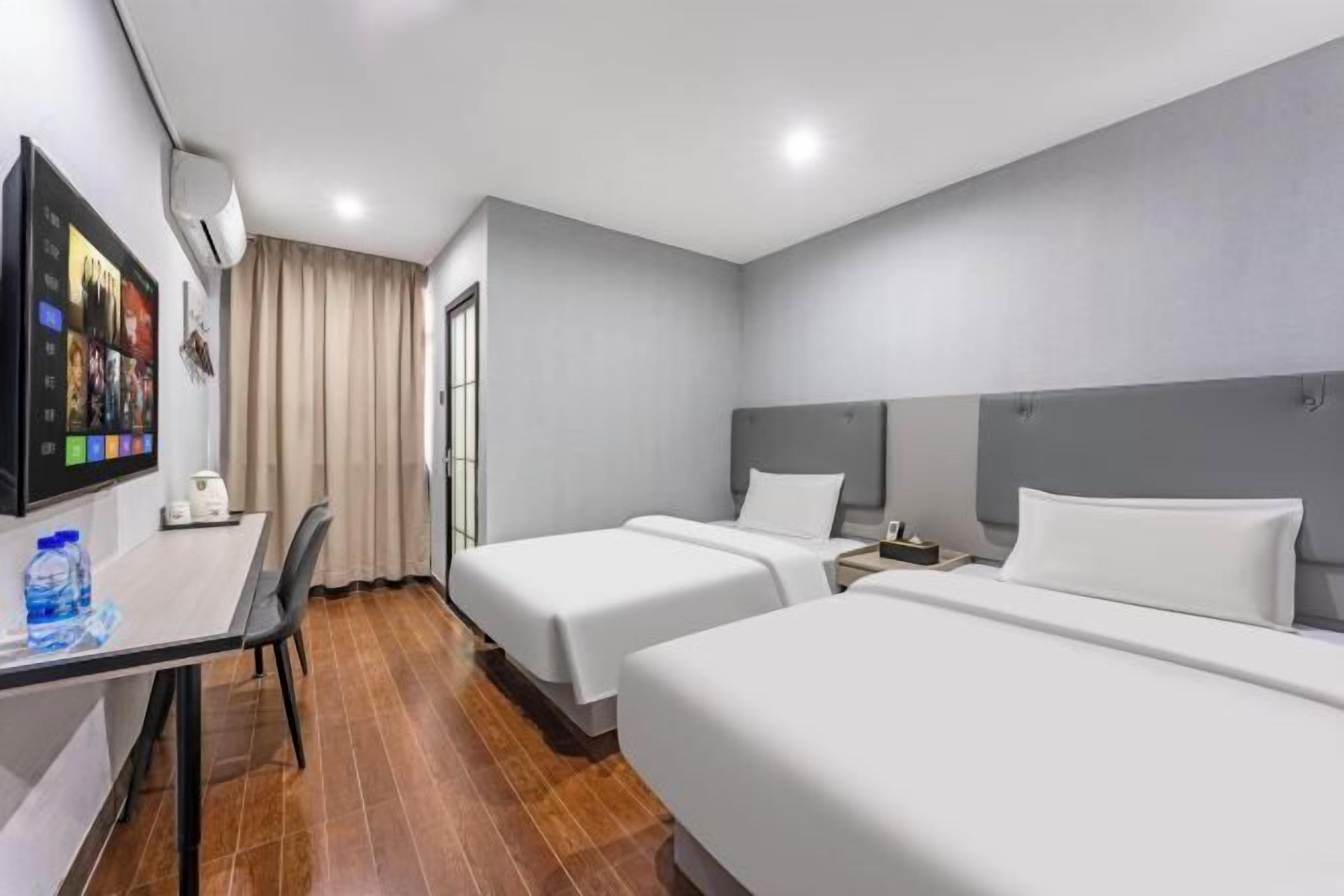 Minibaari, työpöytä, pimennysverhot, ilmainen Wi-Fi