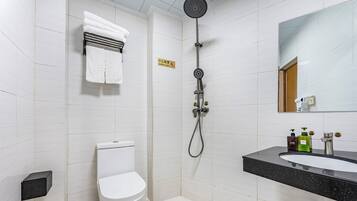 商務套房 | 浴室 | 淋浴設備、免費梳洗用品、風筒、拖鞋