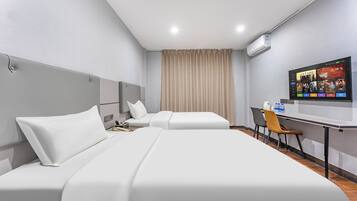 Business Suite | Minibar, desk, blackout curtains, free WiFi