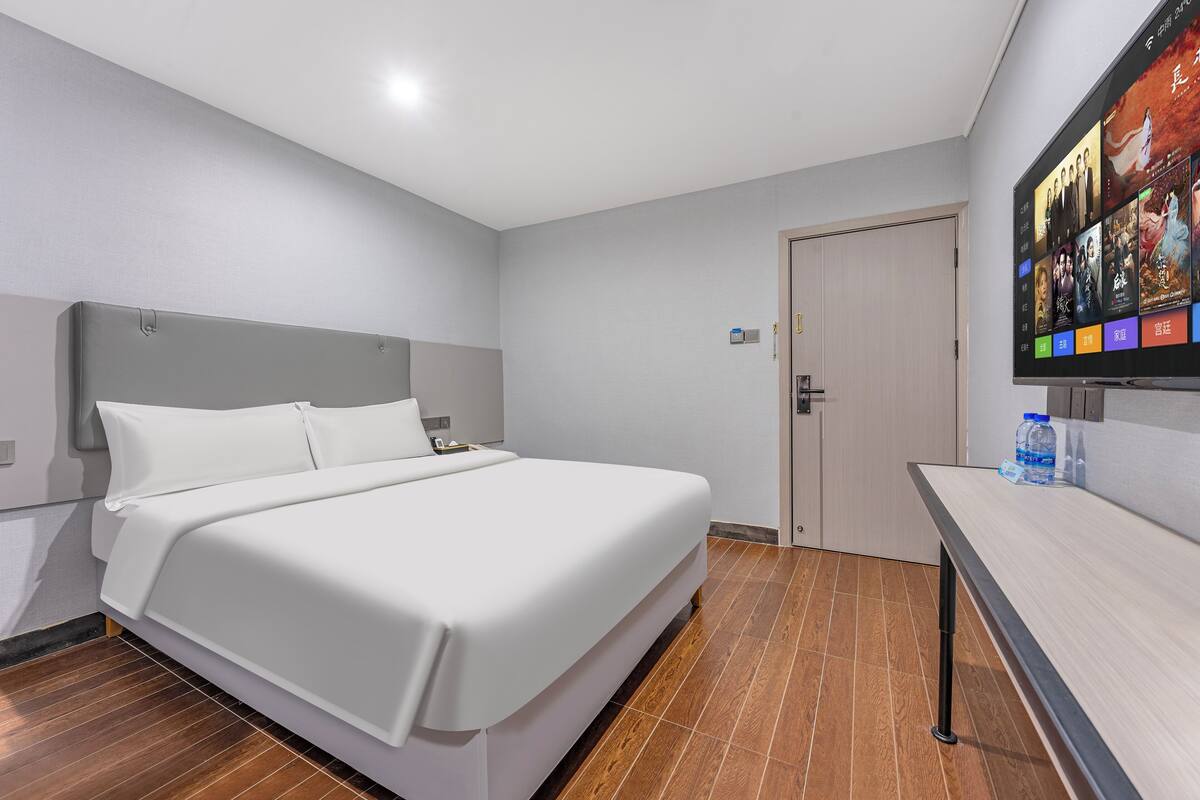Quarto casal standard | Frigobar, escrivaninha, cortinas blackout, Wi-Fi de cortesia