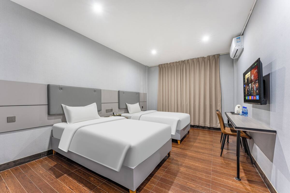 Suíte empresarial, 2 quartos | Frigobar, escrivaninha, cortinas blackout, Wi-Fi de cortesia