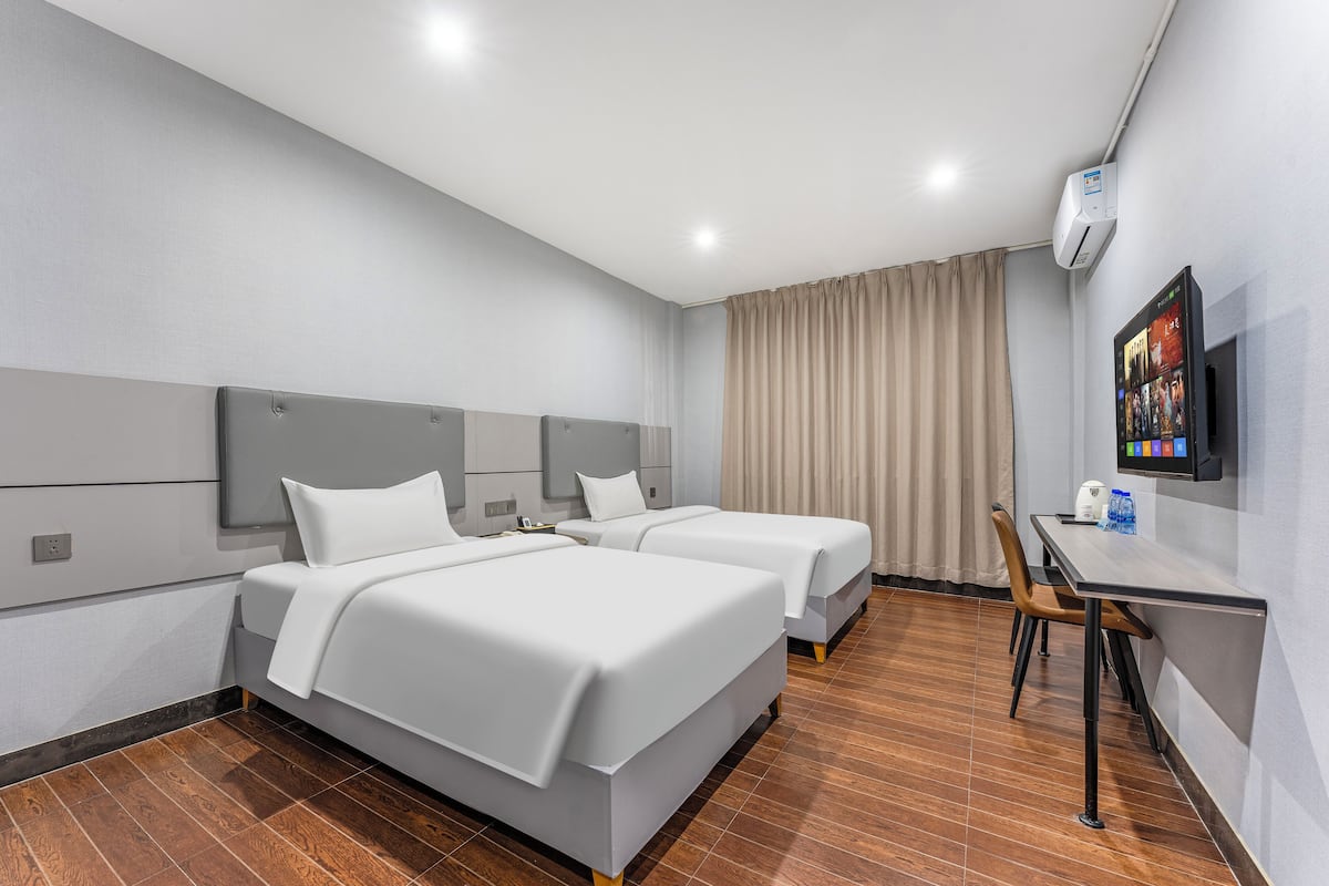 Business suite, 2 slaapkamers | Een minibar, een bureau, verduisterende gordijnen, gratis wifi