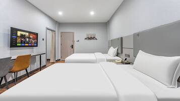 Business Suite | Minibar, desk, blackout drapes, free WiFi