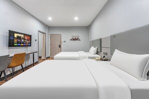 Suite Bisnis, 2 kamar tidur | Minibar, meja kerja, tirai kedap cahaya, dan Wi-Fi gratis
