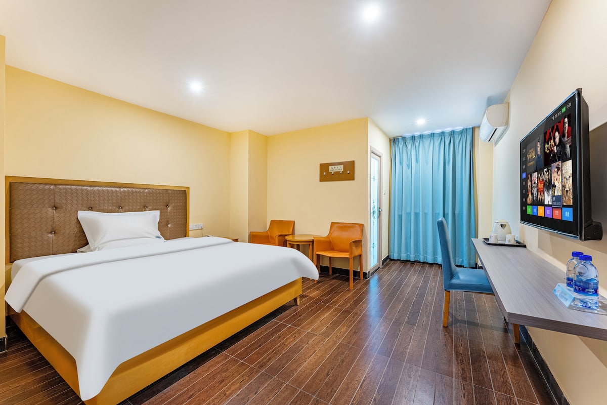 Camera Deluxe, 1 letto queen | Minibar, una scrivania, tende oscuranti, Wi-Fi gratuito